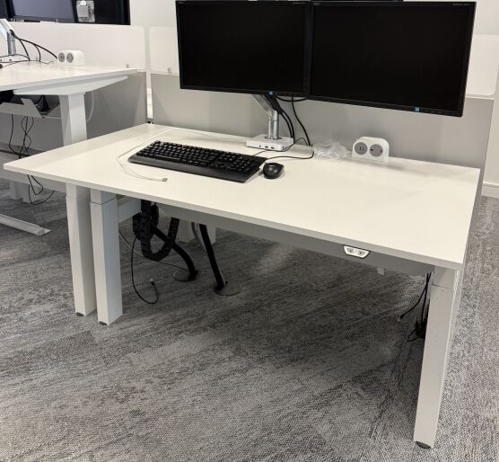 Used Steelcase Sit Stand Desks 1400 x 800