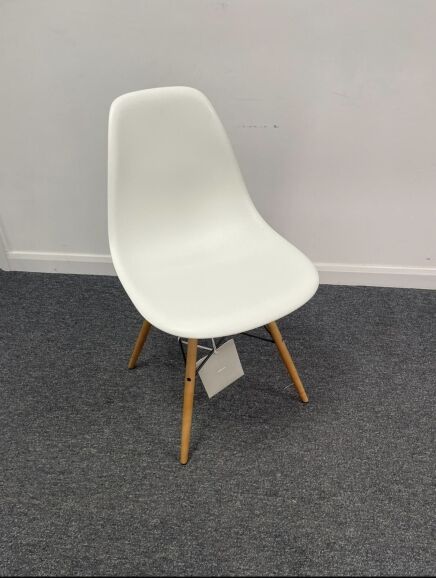 White Vitra Eames DSW