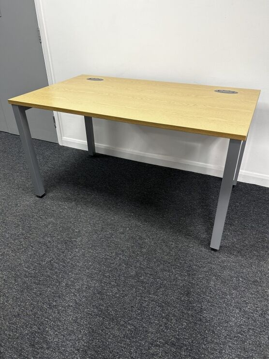 Freestanding desk 1400 x 800
