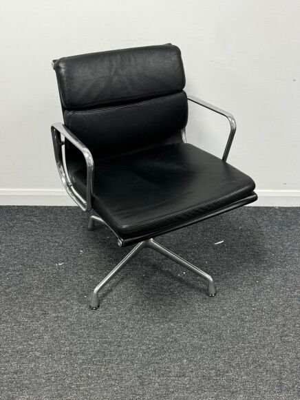 Charles Eames Vitra EA 208