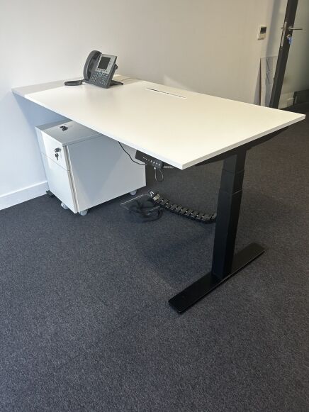 Sit Stand Desk Back To Back 1600 x 800 White Top on Black legs 4 memory settings