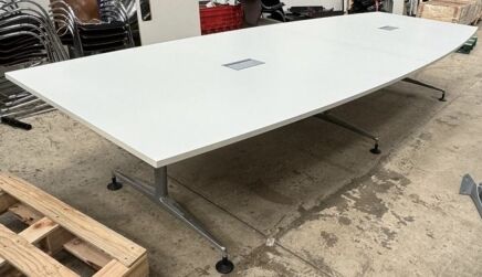 Orangebox Pars Hull Shape Table