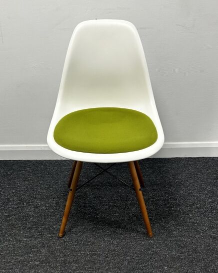 Vitra Eames DSW chair